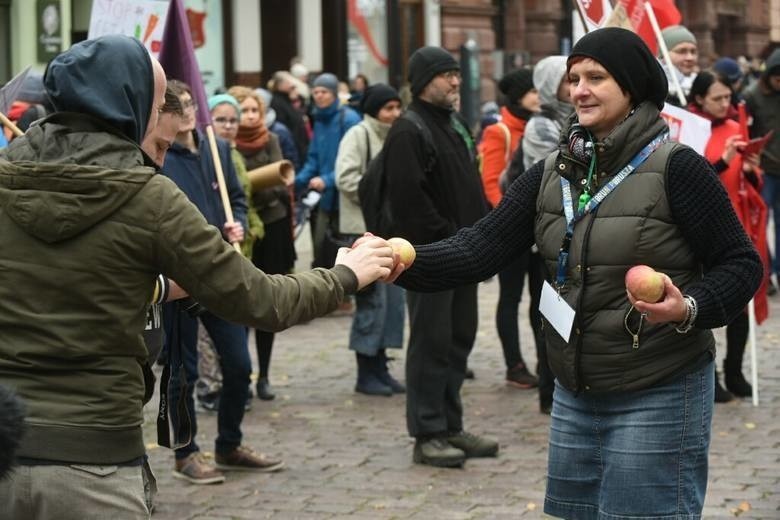 W Toruniu protestowali przeciw CETA i TTIP