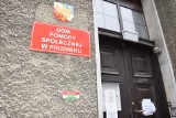 Dom Pomoc Społecznej w Prudniku. Połowa seniorów jest zakażona koronawirusem. Trwa ewakuacja zdrowych pacjentów z ośrodka 