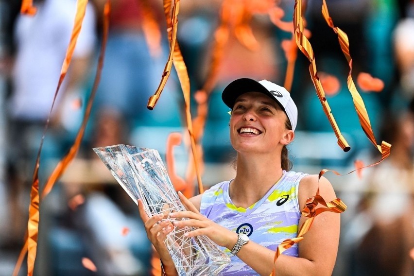 Iga Świątek z trofeum za zwycięstwo w turnieju WTA 1000 w...