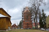 Już po renowacji zabytkowej dzwonnicy obok drewnianego kościoła w Radomyślu nad Sanem. Zobacz zdjęcia