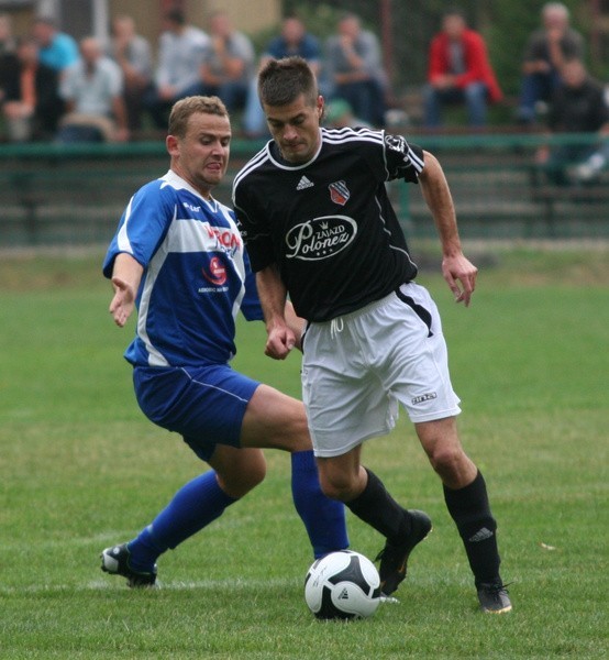 Piłkarze Sokoła Nisko (z lewej Mateusz Nowak) przegrali kolejny mecz, tym razem na własnym boisku z Piastem Tuczempy.