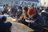 Częstochowa: bezdomni i potrzebujący zasiedli do wigilijnego stołu na Starym Rynku [ZDJĘCIA]