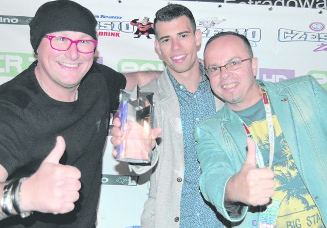 Zespół One Moment wygrał Festiwal Disco w Babuszewie (na zdjęciu od lewej: Krzysztof Szpot, Michał Sawicki i Zbigniew Sawicki) i  zdobył statuetkę Hit Festiwalu Disco Polo TV