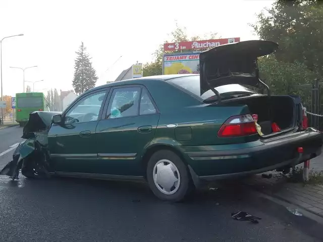 Kierowca uszkodził samochód wjeżdżając w barierki