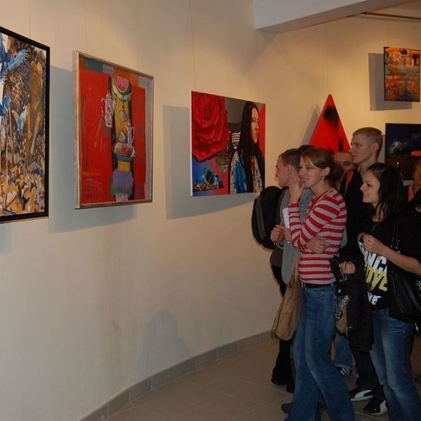 Obrazy, które można podziwiać w Państwowej Wyższej Szkole Zawodowej są dziełem wykładowców krakowskiej ASP.