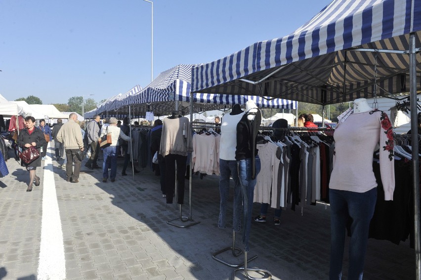 Odwiedzających rzeszowski bazar przyciągają niskie ceny i...