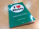 "Pokochaj siebie". Limeryki pisane z dystansem