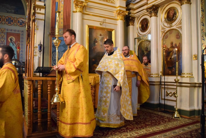 Skromne szaty i liturgia sprawowana według rytu apostoła...
