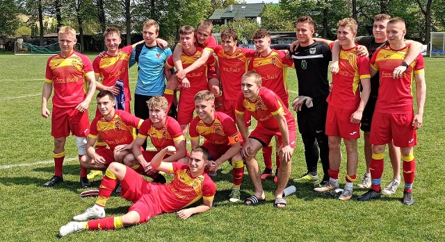 1 liga juniorów starszych, Wadowice (8 maja 2022): SMS Oświęcim - Dąb Paszkówka 2:0. Tak zawodnicy oświęcimskiego SMS pozowali do zdjęcia po wygranym meczu wiosny. Czy to przyszli mistrzowie pierwszej ligi juniorów w zachodniej Małopolsce? W Oświęcimiu wierzą, że tak.