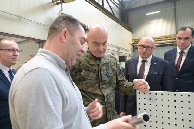Szef Sztabu Generalnego Wojska Polskiego odwiedził we wtorek produkujące amunicję Zakłady Metalowe Dezamet w Nowej Dębie