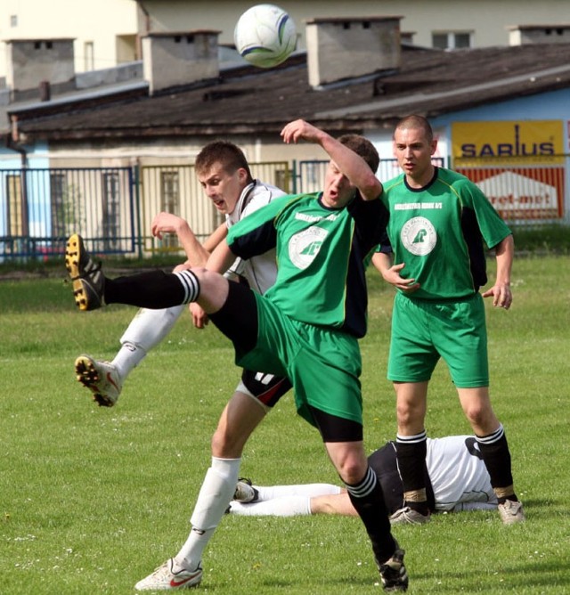 Piłkarze Orła Rudnik (w zielonych koszulkach), mimo, że przegrali na boisku lidera w Nowej Dębie, zasłużyli na pochwałę za ambitną postawę.