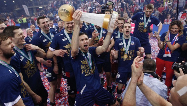 W trzecim meczu finału play off ZAKSA po raz trzeci pokonała zespół z Rzeszowa 3:0. Mistrzowski tytuł wrócił do Kędzierzyna-Koźla po 13 latach przerwy i jest szóstym w historii klubu. Waldemar Wspaniały o mistrzowskiej ZAKSIE: Rzadko się zdarza, żeby zespół tak zdominował rozgrywki ligowe.