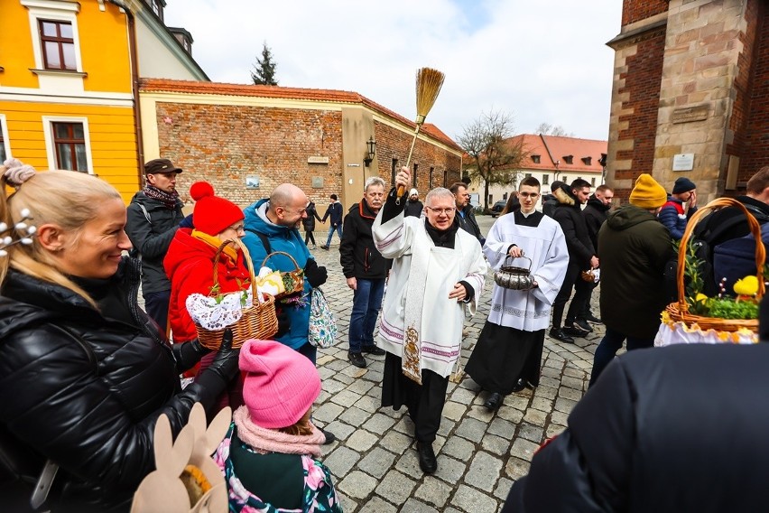 Poświęcenie pokarmów przyciąga do kościołów tłumy. Tutaj ks....