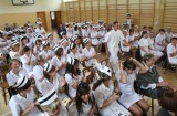 Dyplom do ręki, czepek na głowę. 70 absolwentów pielęgniarstwa zakończyło naukę (video)