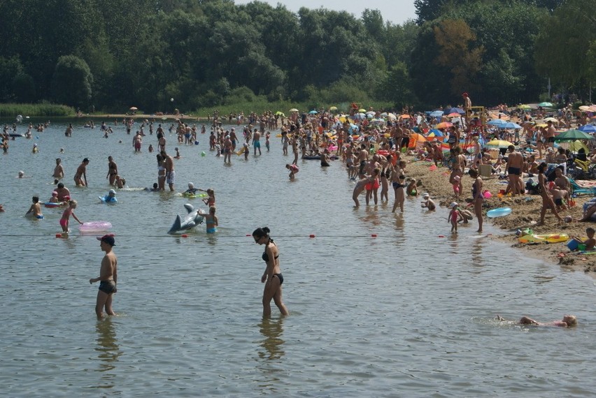 W sobotę nie brakowało chętnych do plażowania nad Pogorią...