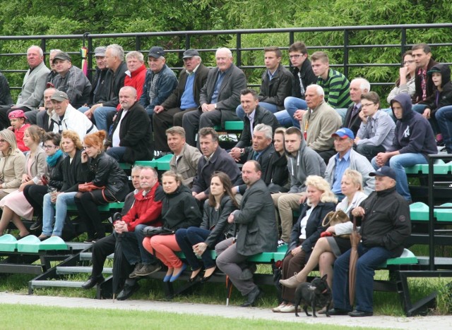 Kibice coraz chętniej zasiadają na trybunach piłkarskich stadionów