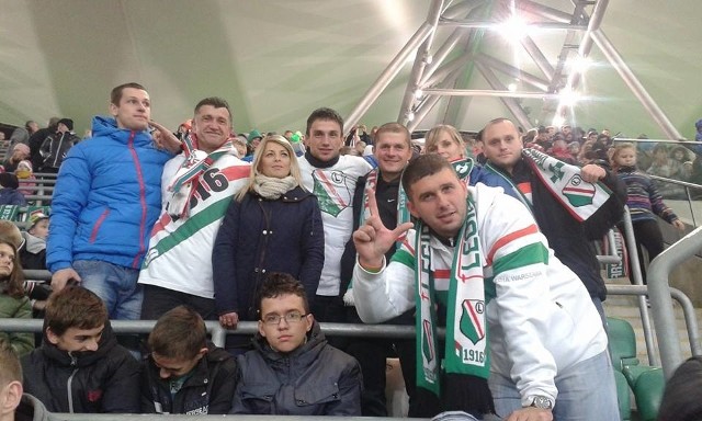 Adam Włodek (na pierwszym planie, z prawej) z grupą z Jastrzębia kibicuje Legii Warszawa na stadionie Pepsi Arena.