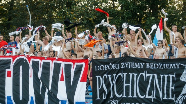 W meczu stalowowolskiej okręgówki, Unia Nowa Sarzyna zremisowała z Pogonią Leżajsk 0:0. Kibice zadbali o świetną oprawę spotkania.