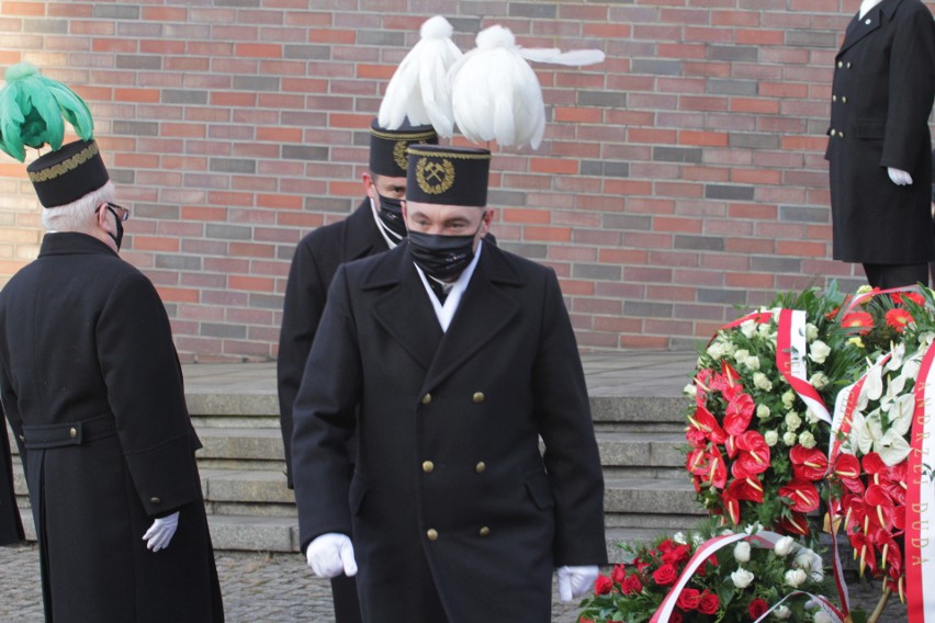 Premier Mateusz Morawiecki złożył kwiaty pod pomnikiem...