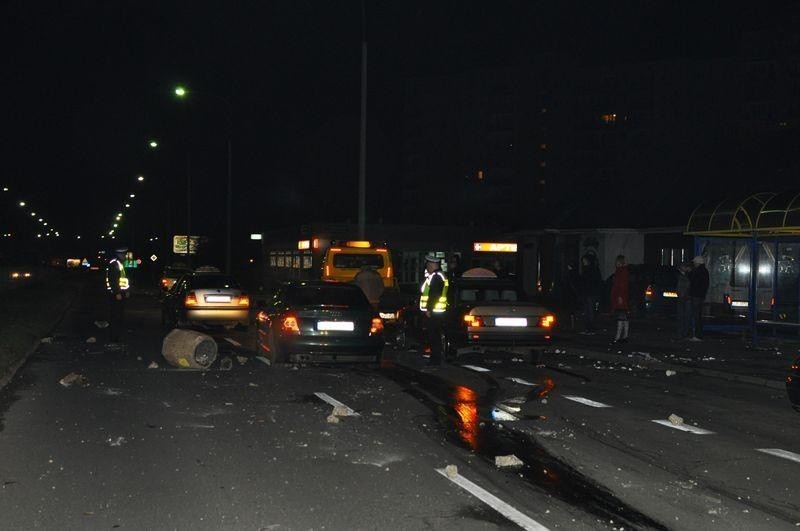 Taksówka uderzyla w betonowy kosz na śmieci