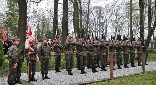 w sandomierskich uroczystościach żołnierze oddali salwę honorową