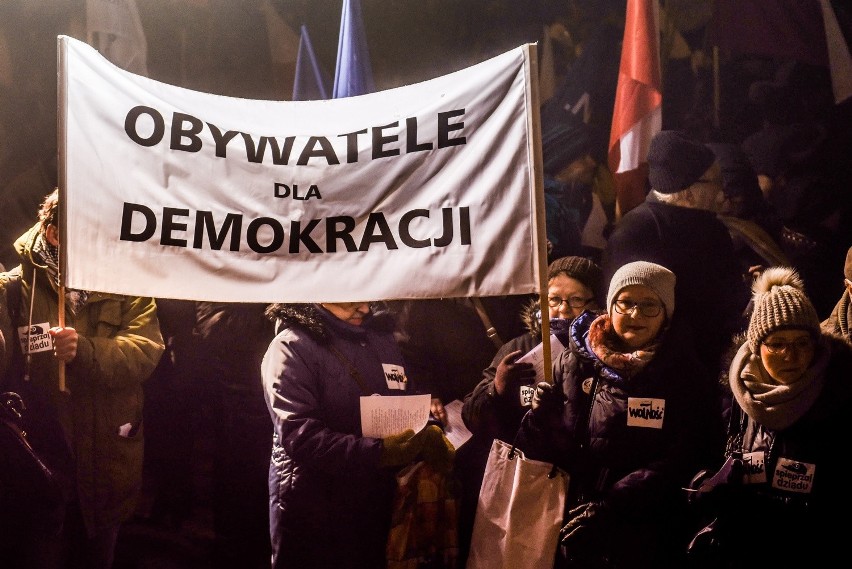 Kryzys sejmowy: Tłumy manifestują na placu Mickiewicza