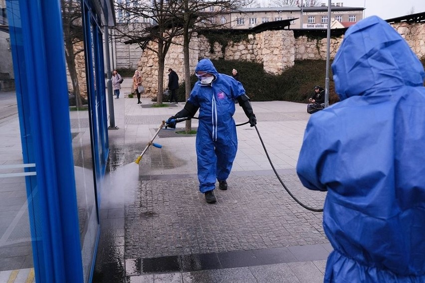 Koronawirus w Krakowie. Pracownicy MPO dezynfekują miejską przestrzeń [ZDJĘCIA]