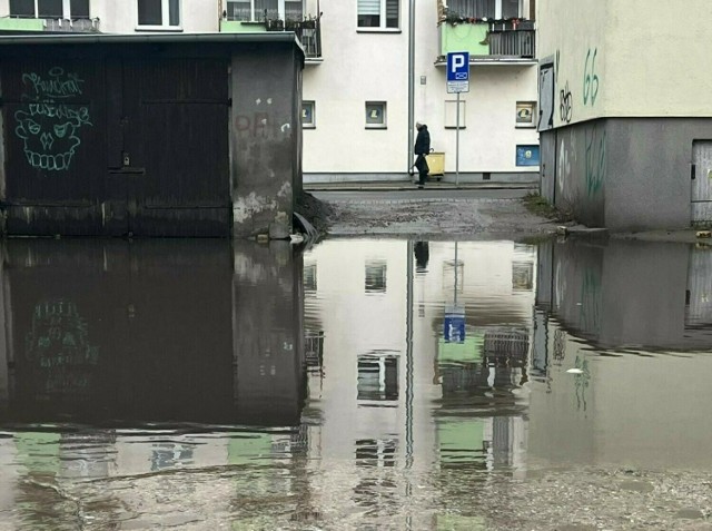 Kałuża w kwartale na wysokości Kwadratu miewa nawet kilkadziesiąt metrów kwadratowych.