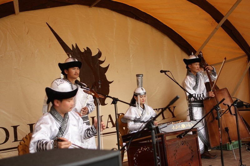 Mongolscy muzycy na scenie 
Mongolscy muzycy na scenie
