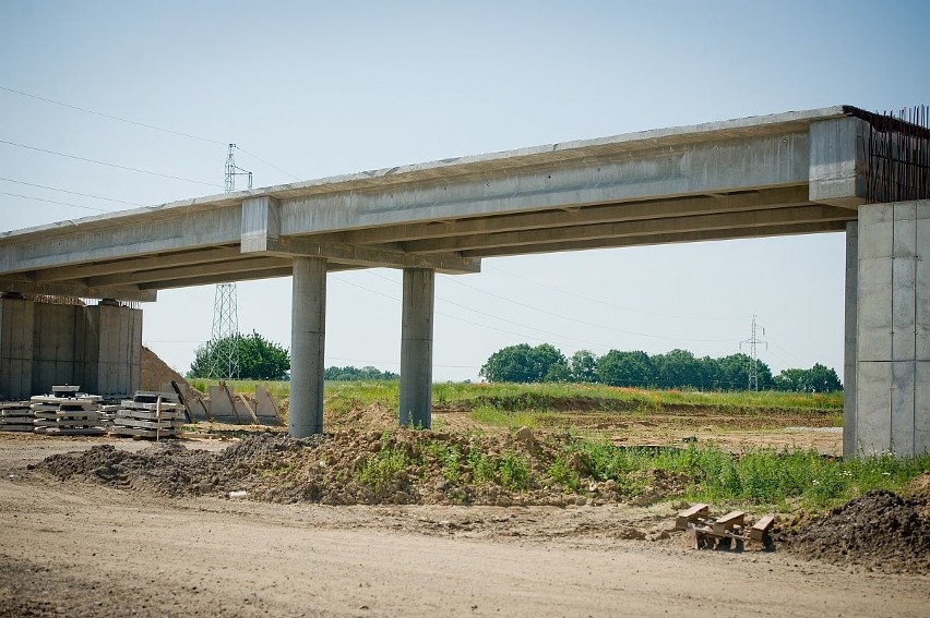 Mosty z betonu stoją wzdłuż drogi niedokończone, opustoszałe
