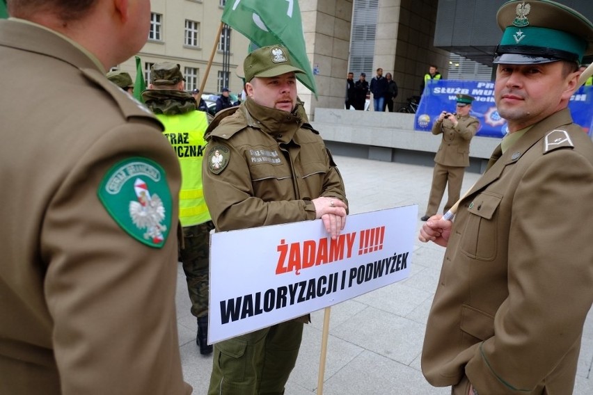 Protest służb mundurowych w Poznaniu