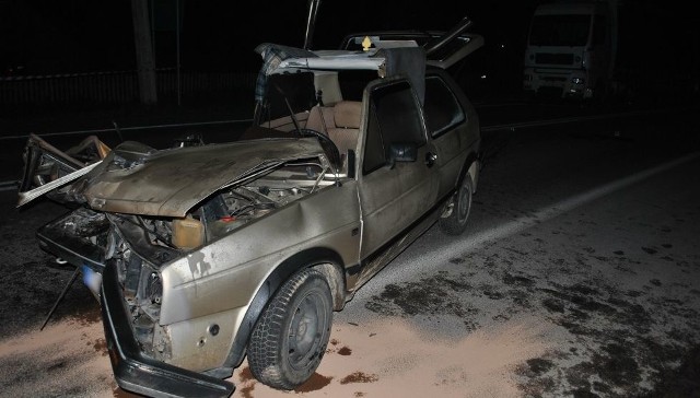Zniszczony volkswagen po wypadku