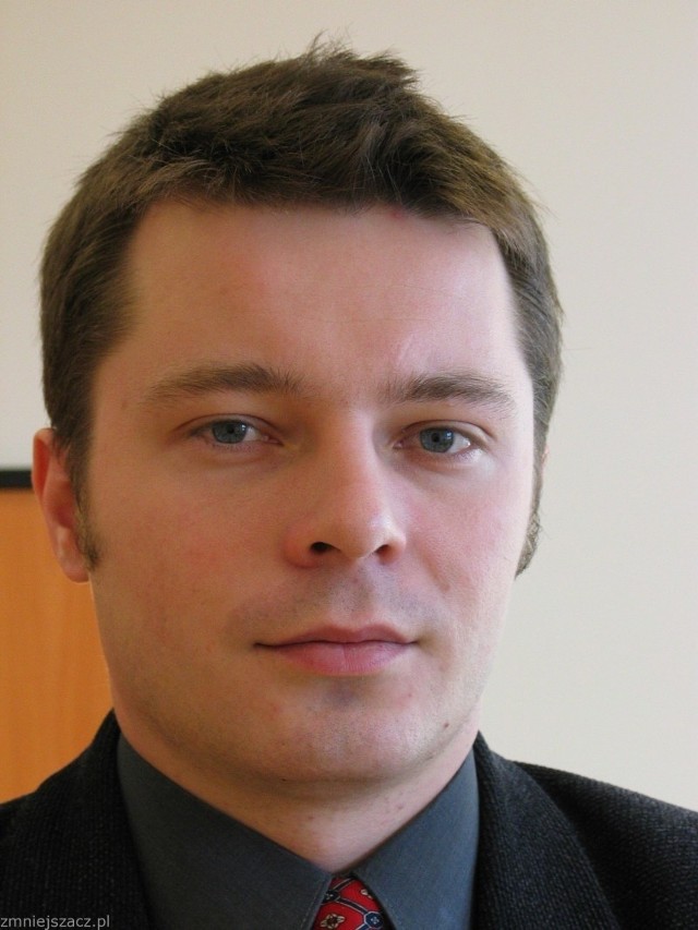Przemysław Jocz ma 36 lat, jest absolwentem politologii (specjalizacja dziennikarstwo) na uniwersytecie szczecińskim. Zanim został rzecznikiem kostrzyńskiego magistratu pełnił tę samą funkcję w gorzowskim starostwie.