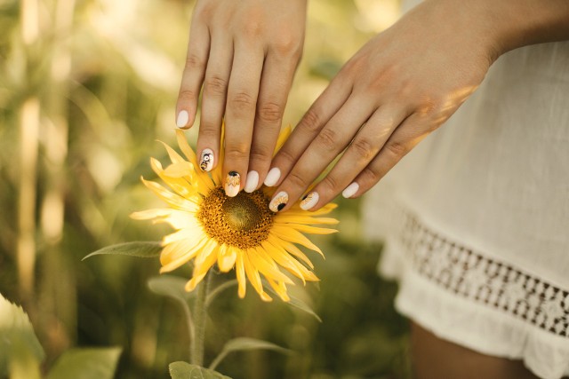 W sezonie wiosenno-letnim warto porzucić ciemne barwy na rzecz kolorowego manicure. W tym roku polecamy sunflower nails. Zobacz pomysły na tę modną stylizację.