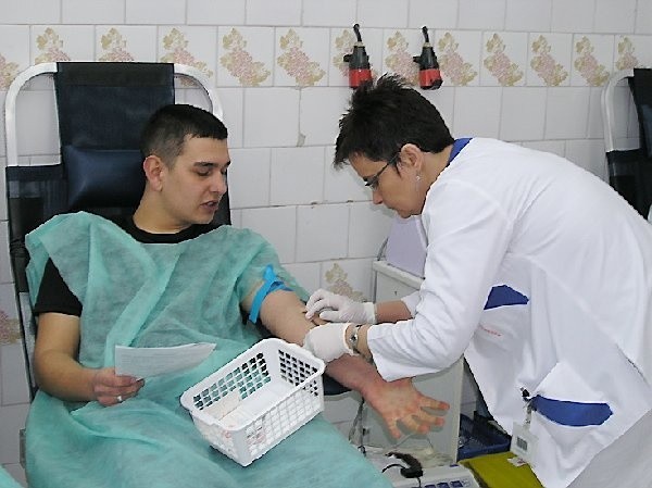 Pielęgniarka Renata Piłowska pobiera krew od  Adama Kitzermanna, ucznia klasy IIIa  grudziadzkiego ZSM.