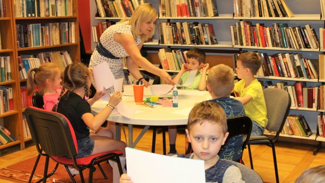 Zajęcia wakacyjne dla najmłodszych odbywają się pod batutą dyrektor kazimierskiej biblioteki Niny Turek-Kwiecień.