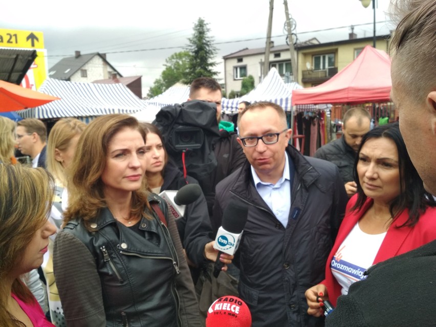 Akcja #POrozmawiajmy w Jędrzejowie. Znani politycy Platformy Obywatelskiej na targowisku w Jędrzejowie rozmawiali z mieszkańcami