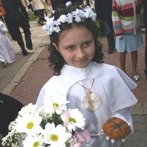 Karolina Niedźwiecka przystąpiła wczoraj do sakramentu pierwszej komunii w parafii p.w. Św. Krzyża w Łomży