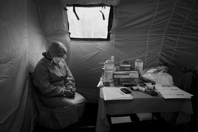 Zdjęcie Roku Grand Press Photo 2020: "Pielęgniarka z Samodzielnego Publicznego Szpitala Klinicznego Nr 4 w Lublinie podczas dyżuru w specjalnym namiocie do segregacji pacjentów podczas pandemii koronawirusa. 23 marca 2020"