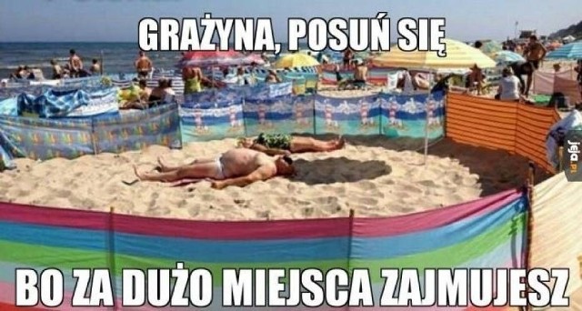 Narzekamy na pogodę, zimną wodę, szalone ceny, ale kochamy nasz Bałtyk. W lipcu na plażach trudno będzie szpilkę wcisnąć, a każdy turysta w tłumie będzie szukał.... ciszy i spokoju. Jak wypoczywają Polacy? Zobaczcie najlepsze wakacyjne memy!Na następnych zdjęciach kolejne memy i śmieszne obrazki. Aby przejść do galerii, przesuń zdjęcie gestem lub naciśnij strzałkę w prawo.