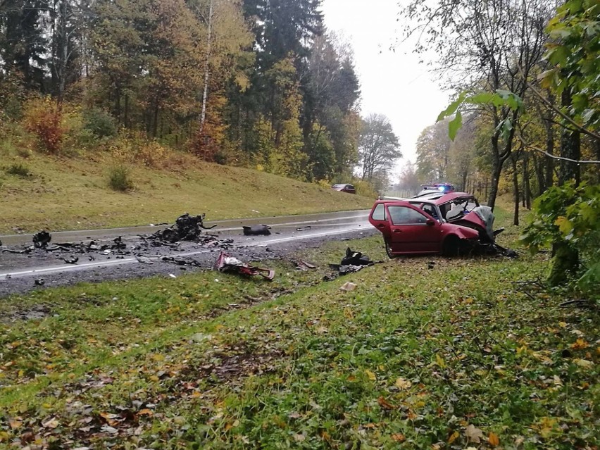 W zderzeniu dwóch samochodów osobowych zginęli ich kierowcy....