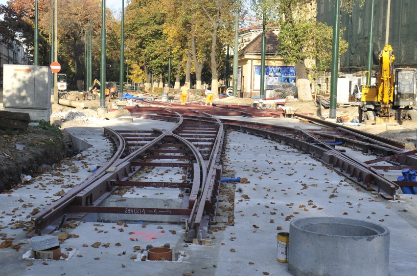 Kraków. Na ul. Krakowskiej trwa montaż rozjazdu i remont mostu