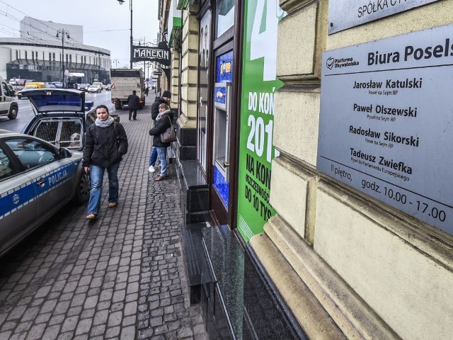 Policja przez kilka godzin sprawdzała biura poselskie przy ul. Focha w Bydgoszczy a także okoliczne kamienice. Pracownicy pobliskich lokali na kilka minut opuścili miejsca pracy.