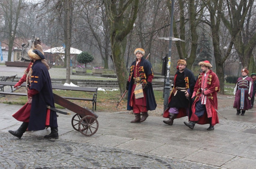 Parada rycerska wraz z pojedynkami pieszych i konnych na szable w Radomiu