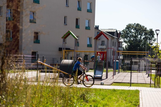 Po ostatnim wywiadzie senatora Polski 2050 znów zrobiło się głośno o podatku kastralnym. To dodatkowa opłata od wartości posiadanych nieruchomości. Do sprawy odniosło się Ministerstwo Finansów. Czy będziemy płacić podatek od mieszkań? Sprawdźcie szczegóły w galerii!Czytaj dalej. Przesuwaj zdjęcia w prawo - naciśnij strzałkę lub przycisk NASTĘPNEPOLECAMY TAKŻE: Rząd dołoży do kredytów na mieszkanie? Jakie dotacje? Dla kogo kredyt hipoteczny bez wkładu własnego? Trzeba się spieszyć!