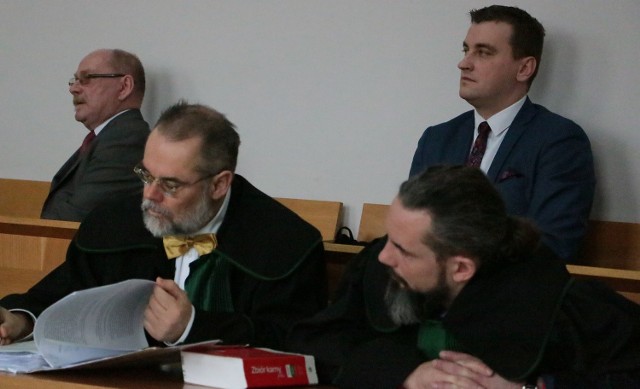 Na ławie oskarżonych zasiadają m.in. starosta Grzegorz Gabryelski (pierwszy od prawej) i wójt Bartłomiej Kucharyk.
