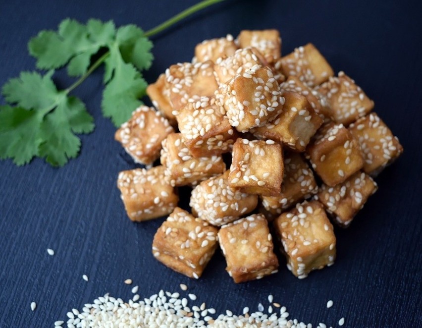 W tofu znajduje się białko sojowe, zawierające aminokwasy...