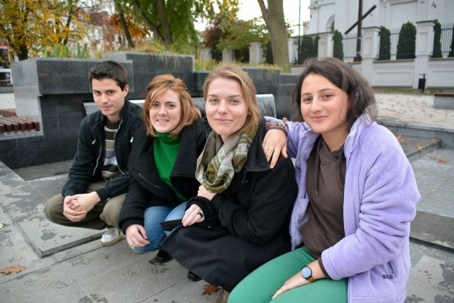 Szabi z Budapesztu (na zdjęciu od lewej), Agueda z Santiago de Compostella i Rusudan z Batumi, z Pauliną Podolak &#8211; koordynatorką projektu Wolontariat Europejski poznali dokładnie miasto.