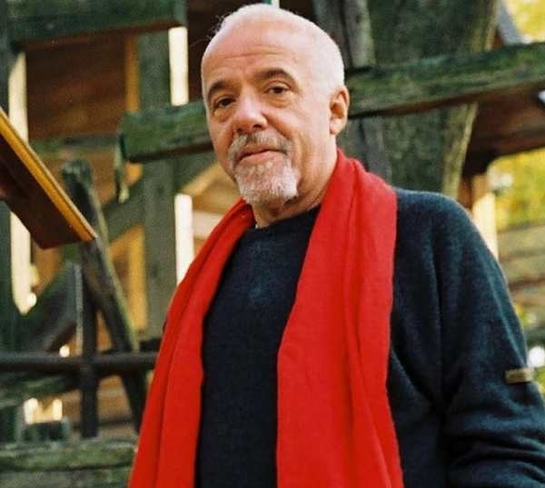 Sławny pisarz Paulo Coelho przy krzyżu drawieńskich saperów
