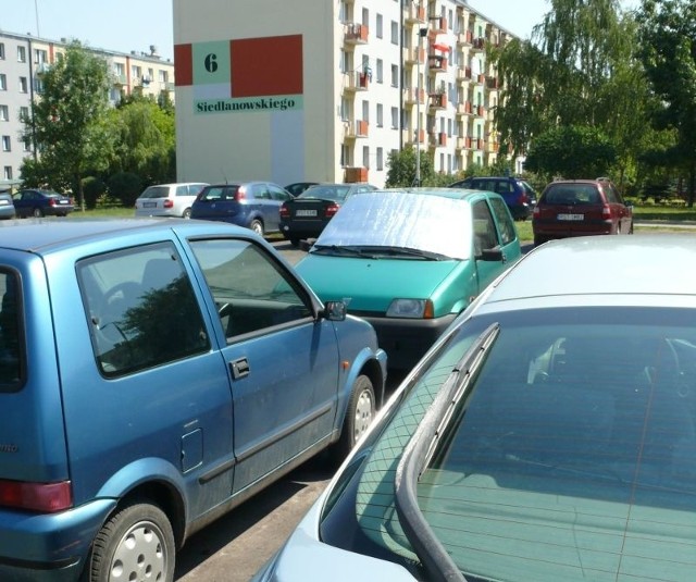 Od trzech lat na wyasfaltowanym placu przy ulicy Siadlanowskiego mieszkańcy okolicznych bloków parkują auta.